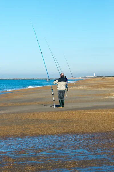 在比亚里茨海滩上的海洋捕鱼的男人 — 图库照片