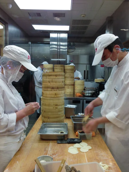 Chefs no trabalho em uma cozinha restaurante chinês — Fotografia de Stock