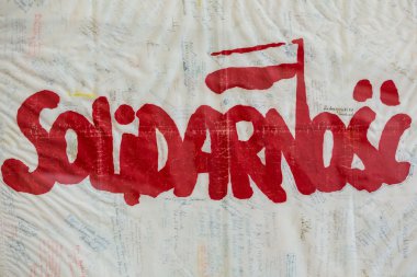 Solidarnosc bayrak ve beyaz zemin üzerine imzalar
