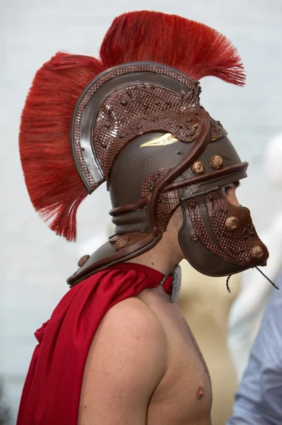 Modelo con casco romano de chocolate durante el desfile de moda en Bruselas — Foto de Stock