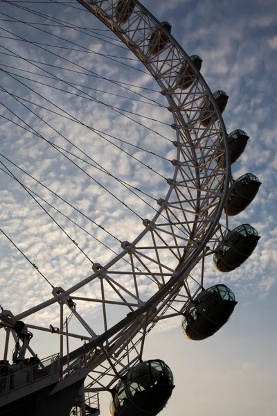 Το london eye με μπλε συννεφιασμένο ουρανό στο παρασκήνιο — Φωτογραφία Αρχείου