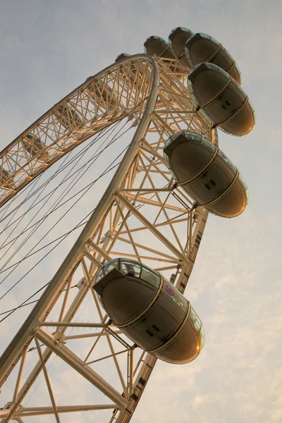 Το london eye με μπλε συννεφιασμένο ουρανό στο παρασκήνιο — Φωτογραφία Αρχείου