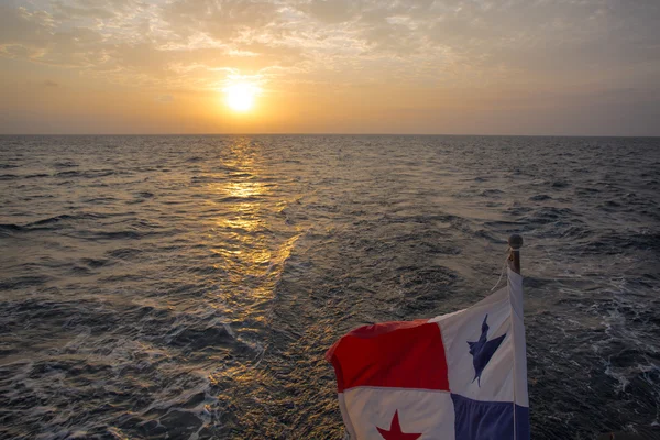 Sonnenuntergang und Panama-Flagge wehen mit dem Meer in der San Blash Isla — Stockfoto