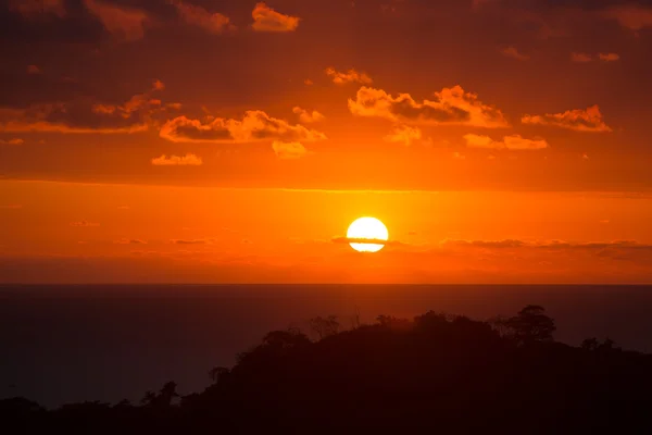 Hermosa puesta de sol sobre Costa Rica. Cielo rojo. Sol de disco lleno — Foto de Stock