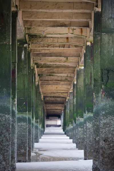 Detail pier v zeebrugge, Belgie. — Stock fotografie