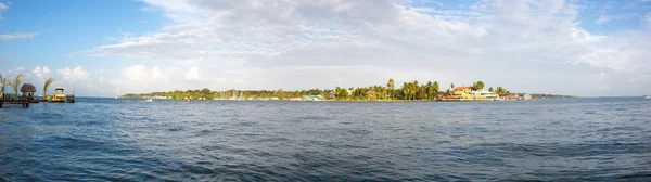 Kleurrijke Caribische gebouwen over het water met boten in het dok — Stockfoto