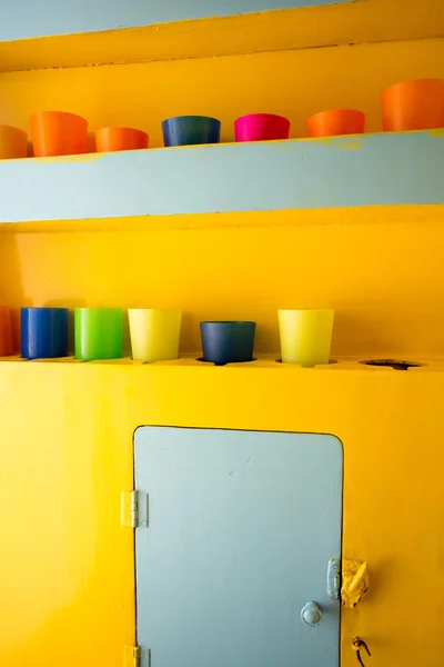 Verre en plastique de différentes couleurs — Photo