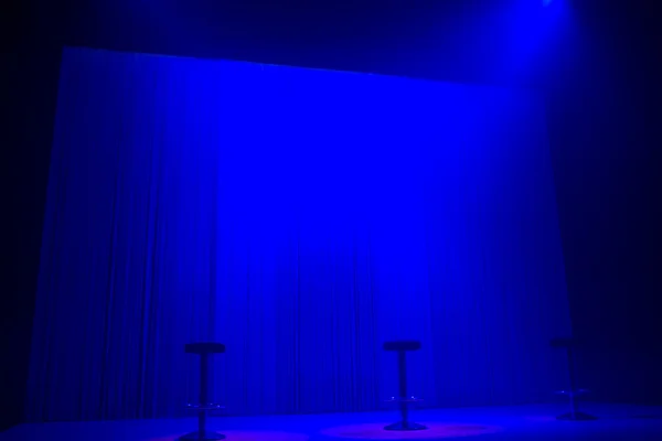 Blue stage spotlights with three stools — Stock Photo, Image