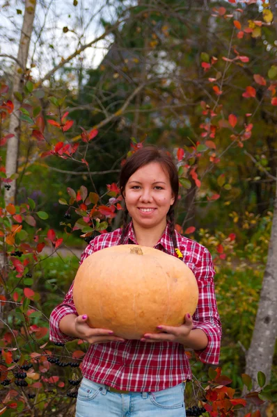 Fille avec grande citrouille — Photo