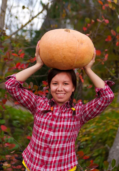 Fille avec grande citrouille — Photo