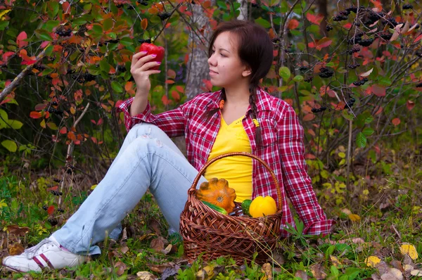 Girl with vegetables — Stock Photo, Image