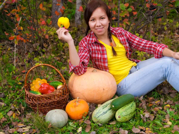 Lány zöldségekkel — Stock Fotó