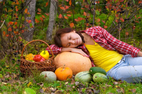 Menina com legumes — Fotografia de Stock