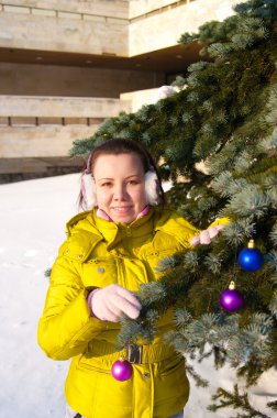 Noel ağacı süsleyen kız