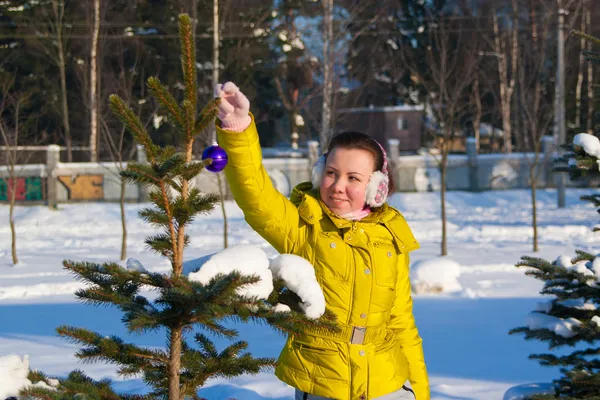 Girl decorating christmas tree — Stock Photo, Image