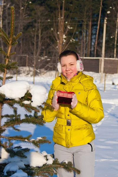 Girl with gift box — Stock Photo, Image