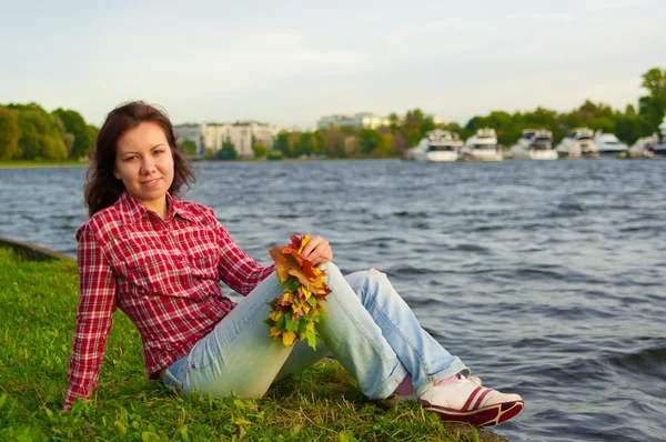 Dziewczyna siedzi w pobliżu rzeki — Zdjęcie stockowe