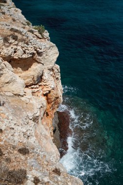 kayalık sahil şeridi