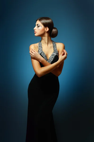 Vacker kvinna i sexig aftonklänning — Stockfoto