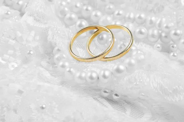 Anillos de boda sobre fondo plateado —  Fotos de Stock