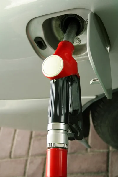 Bico do posto de gasolina vermelho — Fotografia de Stock