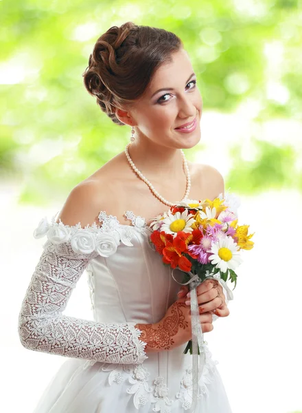 Beautiful young bride outdoor — Stock Photo, Image