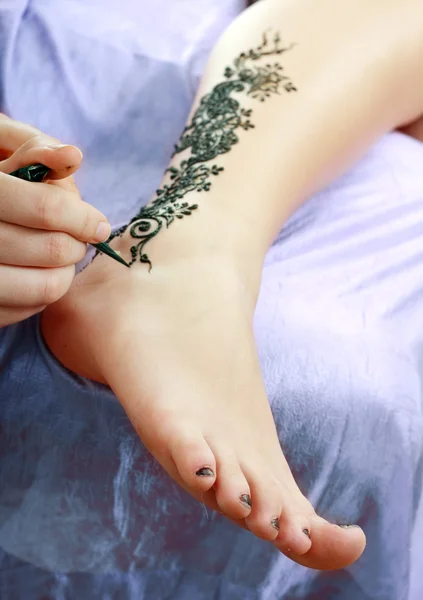 Henna je aplikovaná na noze — Stock fotografie