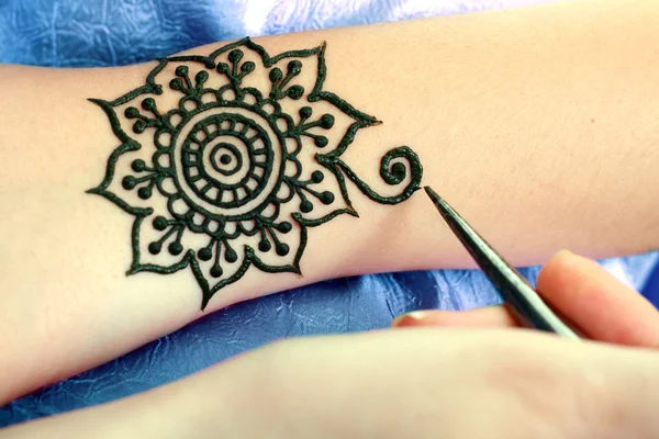 Henna jest stosowana do strony — Zdjęcie stockowe