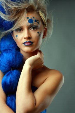 yaratıcı saç modeli olan kadın