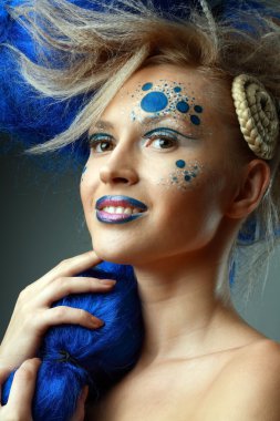 yaratıcı saç modeli olan kadın
