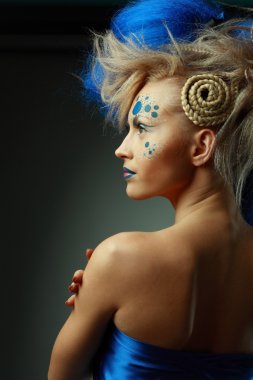 yaratıcı saç modeli olan kadın