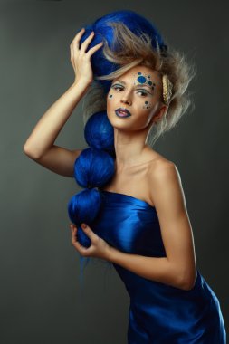 yaratıcı saç modeli olan kadın