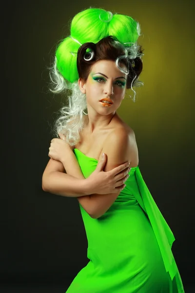 Γυναίκα με δημιουργική πράσινο χτένισμα — Φωτογραφία Αρχείου
