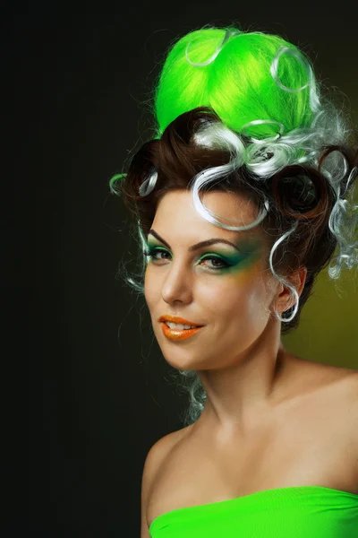 Wanita dengan gaya rambut hijau kreatif — Stok Foto