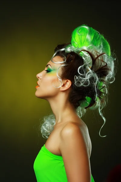 Mujer con peinado verde creativo —  Fotos de Stock