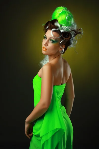 Mujer con peinado verde creativo — Foto de Stock