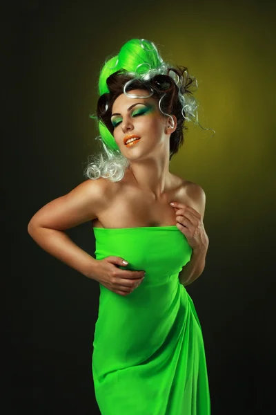 Kobieta kreatywnych fryzurę zielony — Zdjęcie stockowe
