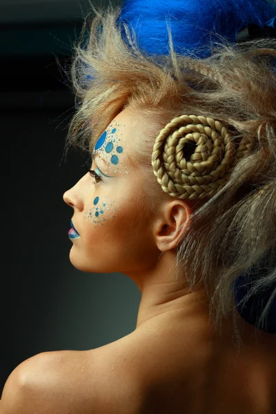 Femme avec coiffure créative — Photo