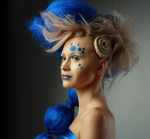 創造的な髪型を持つ女性 — ストック写真