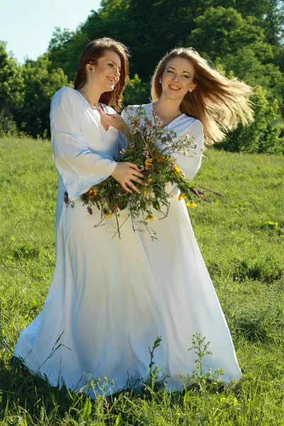 Twee mooie jonge vrouwen. — Stockfoto