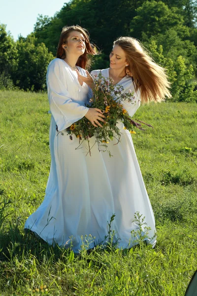 Duas jovens mulheres bonitas — Fotografia de Stock