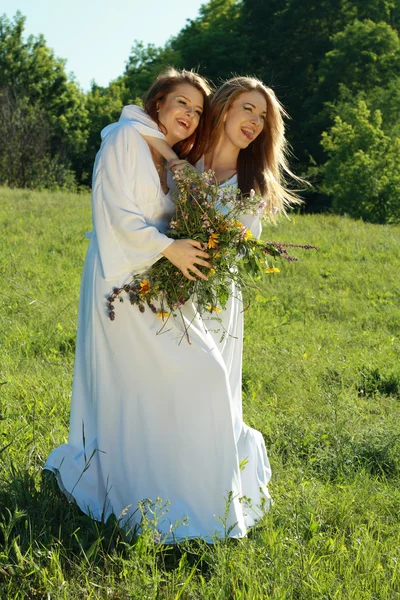 Zwei junge schöne Frauen — Stockfoto