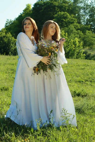 İki güzel genç kadın