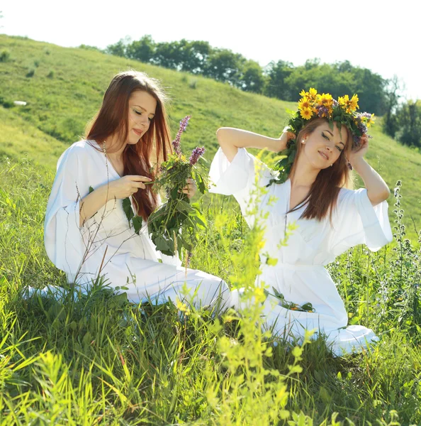Women garlanding flowers — Stock Photo, Image