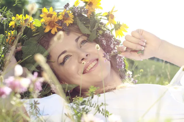 Женщина с цветами в волосах — стоковое фото