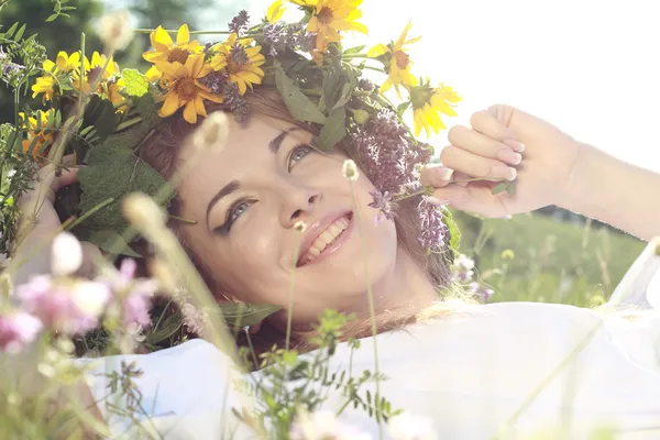 Mulher com flores no cabelo — Fotografia de Stock