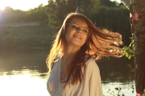 Donna volare capelli tramonto — Foto Stock