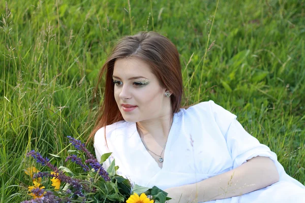 Femme posée sur l'herbe — Photo