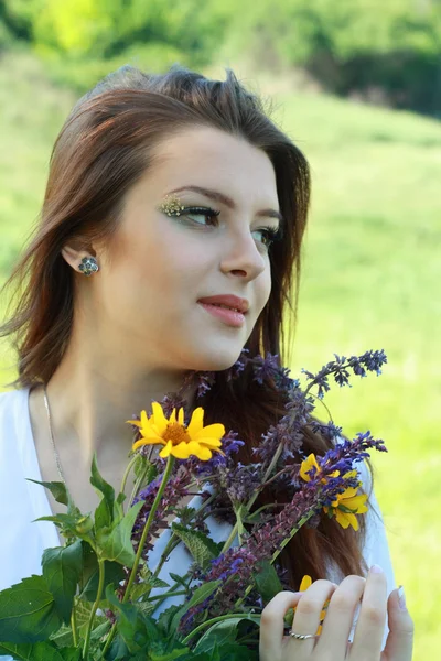 Schöne Frau im Freien — Stockfoto