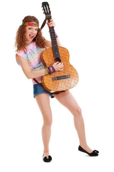 Mujer en traje hippie tocando en la guitarra — Foto de Stock